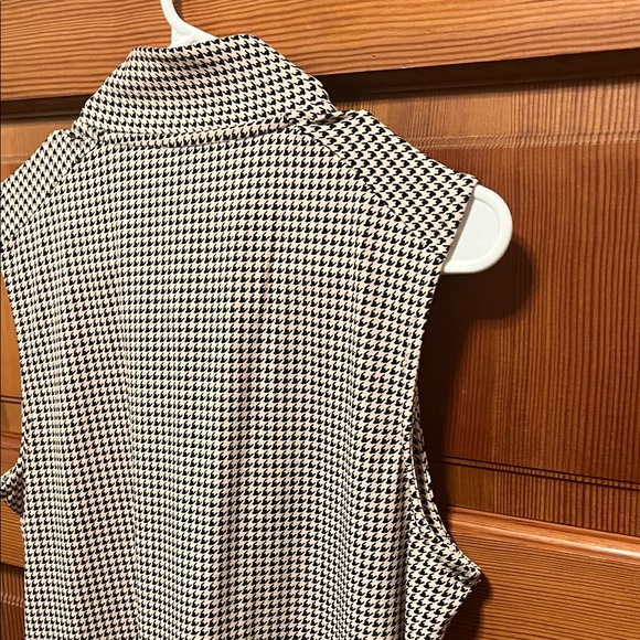 Adrianna Papell Black and White Houndstooth Sleeveless Blouse - Picture 7 of 7